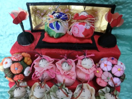 布ころ人形の三段飾りお雛様